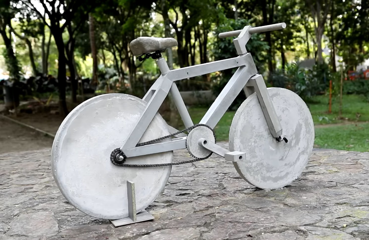 Concrete Bike. Фото ― скриншот с YouTube-канала Play To DIY