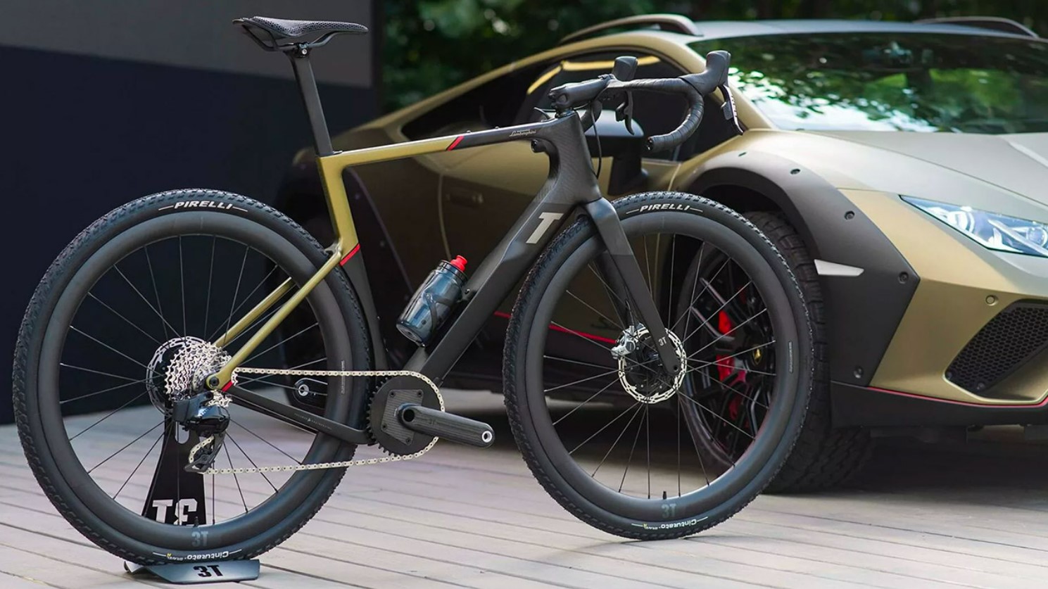 Велосипед 3T Exploro RaceMax X Huracan Sterrato рядом с Lamborghini