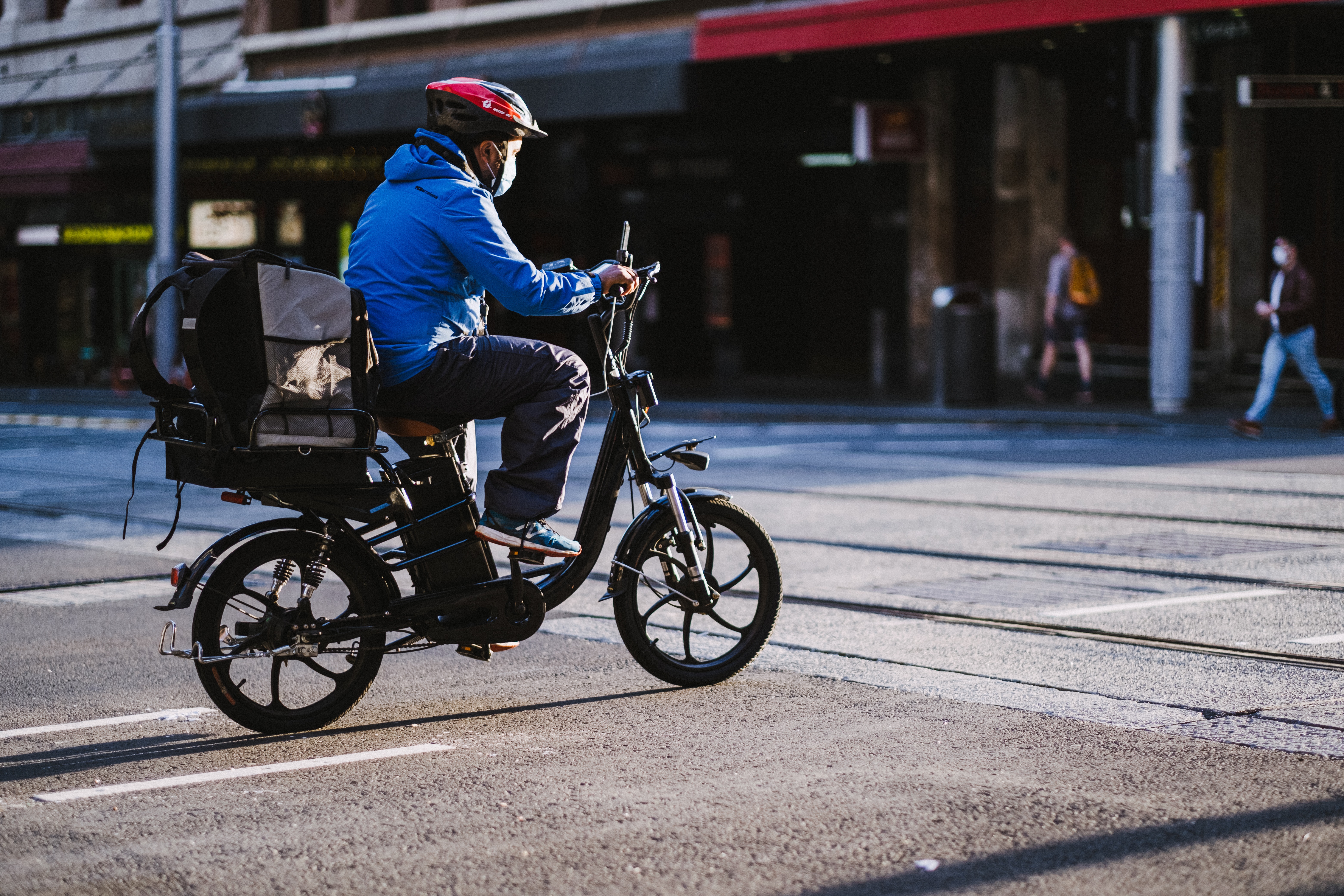 CHELOVEK NA ELECTROBIKE